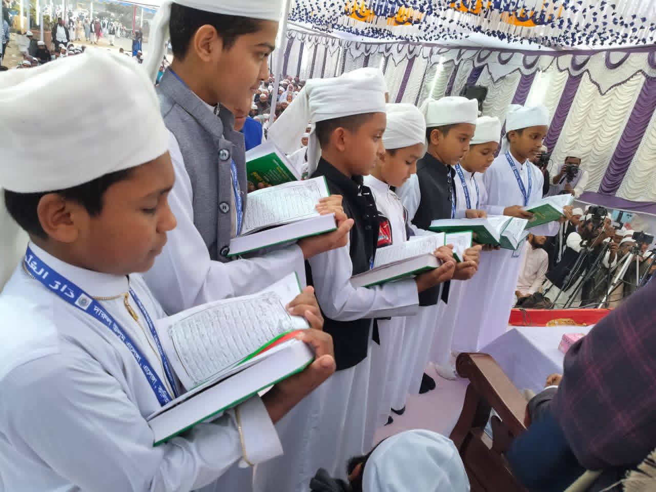 ৩ জানুয়ারি ২৬ বার্ষিক মাহফিলে ১১ জন ছাত্র হেফয সম্পন্ন করে সম্মাননা পাগড়ি গ্রহণ করেছে। আলহামদুলিল্লাহ।